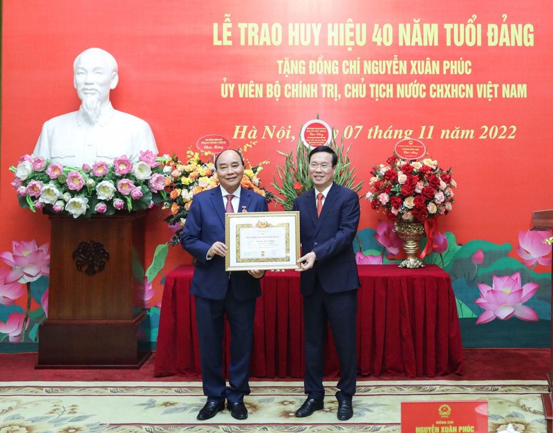 Президент Нгуен Суан Фук и Постоянный член Секретариата ЦК КПВ Во Ван Тхыонг. Фото: vpctn.gov.vn