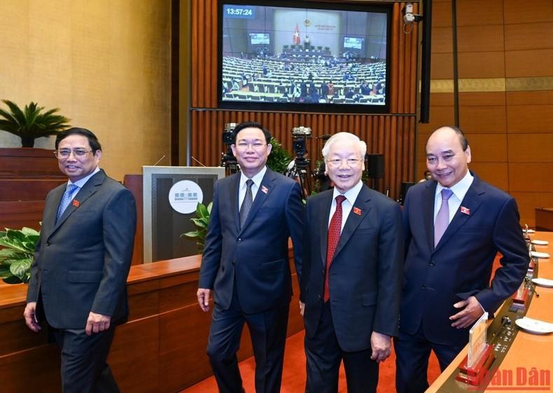 Генеральный секретарь ЦК КПВ Нгуен Фу Чонг и руководители Партии и Государства на закрытии сессии. Фото: Зюи Линь