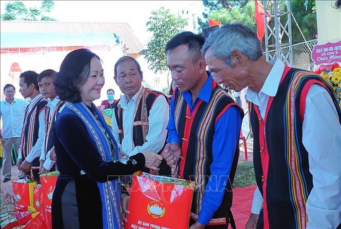 Товарищ Чыонг Тхи Май вручает подарки представителям народности Банар. Фото: ВИА