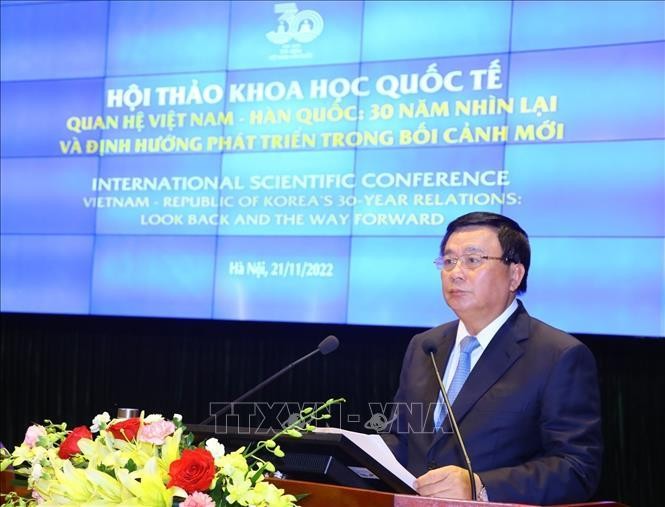 Директор Национальной политической академии им. Хо Ши Мина Нгуен Суан Тханг выступает на конференции. Фото: ВИА