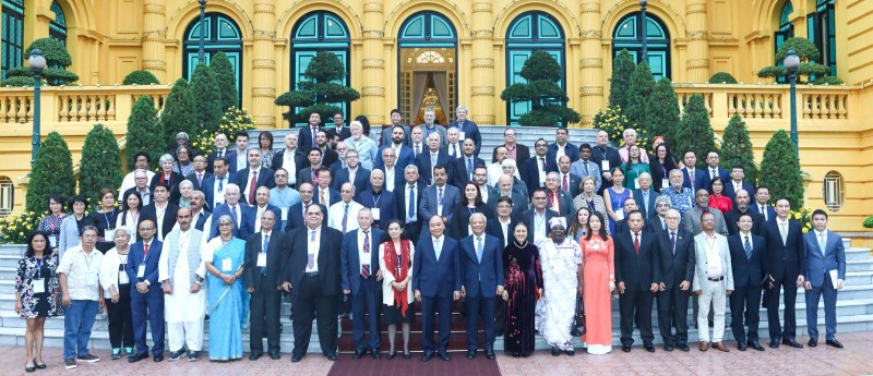 Президент Нгуен Суан Фук и делегаты 22-й ассамблеи Всемирного совета мира. Фото: vpctn.gov.vn