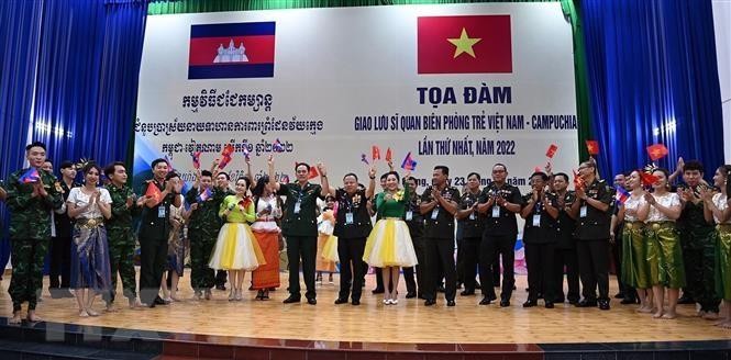 Молодые пограничники Вьетнама и Камбоджи на беседе. Фото: ВИА