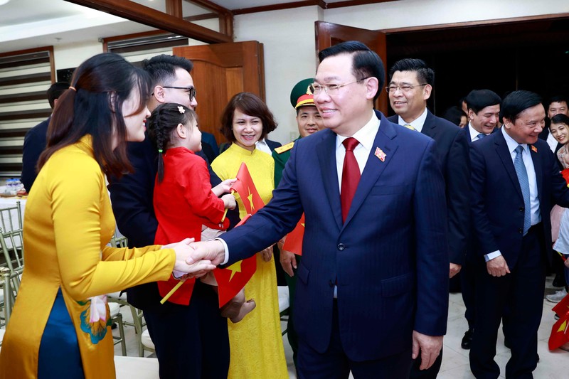 Председатель НС Выонг Динь Хюэ встречается с сотрудниками Посольства Вьетнама на Филиппинах. Фото: ВИА