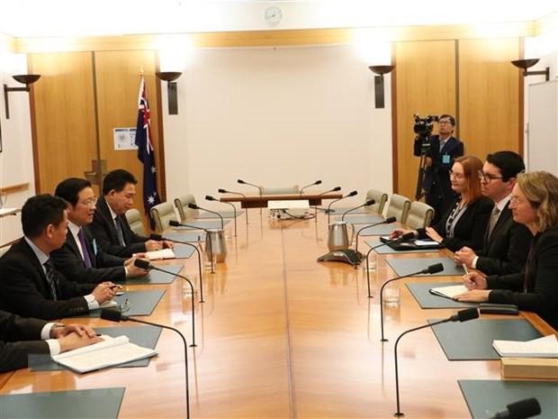 Общий вид переговоров между товарищем Фан Динь Чаком и помощником Министра иностранных дел Австралии Тимом Уоттсом. Фото: ВИА