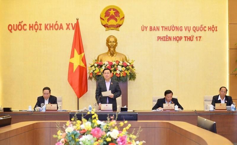 Председатель НС Выонг Динь Хюэ выступает на открытии заседания.