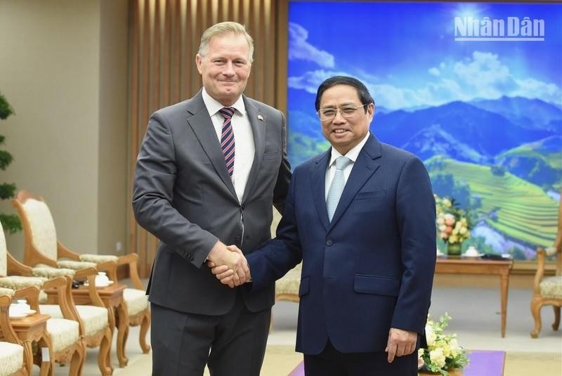 Премьер-министр Фам Минь Тьинь и Посол Дании во Вьетнаме Николай Прюц. Фото: Чан Хай