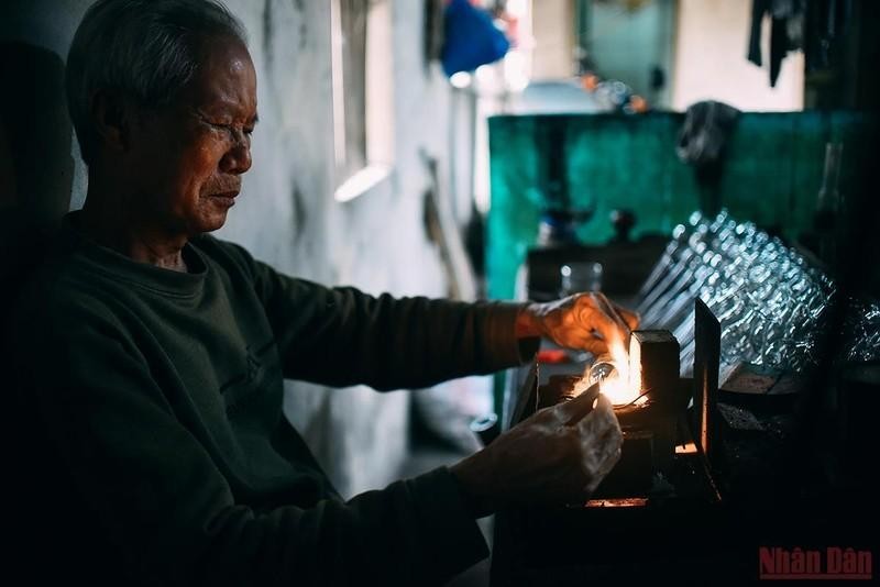 Мастер Хо Ван Гынг – стеклодув в уезде Тхыонгтин. Фото: Минь Зюи