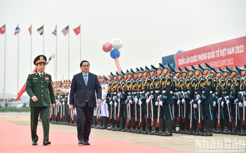 Премьер-министр Фам Минь Тьинь и Министр обороны Фан Ван Жанг на церемонии открытия выставки. Фото: Тхань Дат