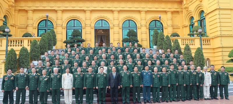 Президент Нгуен Суан Фук и ветераны войны 341-й дивизии. Фото: vpctn.gov.vn