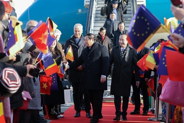 Премьер-министр Фам Минь Тьинь прибыл в аэропорт Мельсбрук в Брюсселе. Фото: VGP