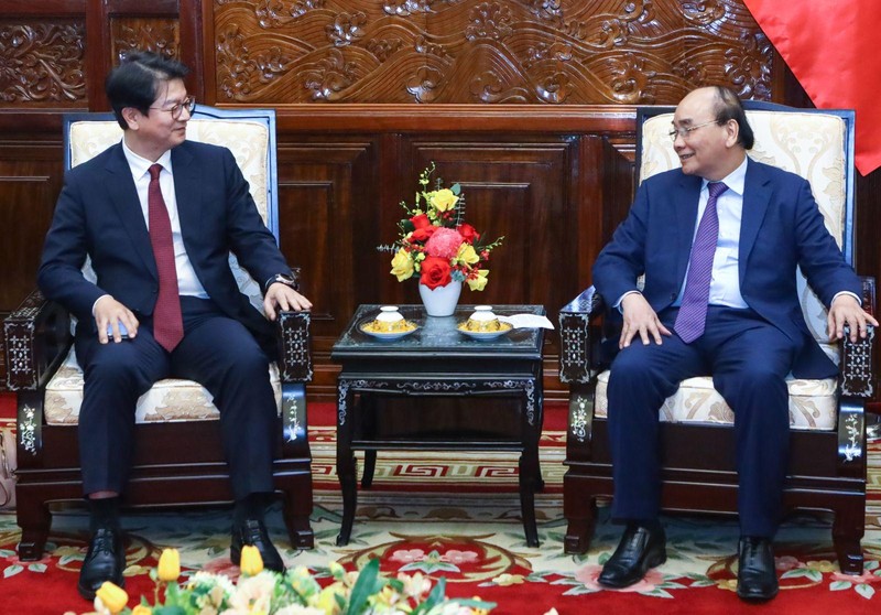 Президент Нгуен Суан Фук и Председатель, исполнительный директор Йонхап Сон Ги Хонг. Фото: vpctn.gov.vn