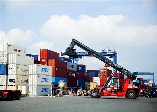 Погрузка и разгрузка товаров в порту Сайгон. Фото: ВИА