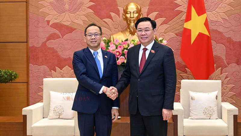 Председатель НС Выонг Динь Хюэ и Посол Камбоджи Чай Навут. Фото: daibieunhandan.vn