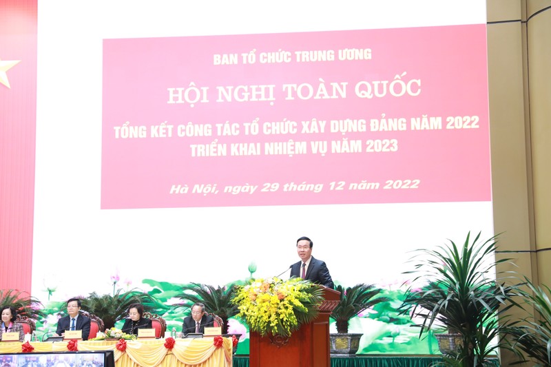 Член Политбюро, Постоянный член Секретариата Во Ван Тхыонг выступает на конференции. Фото: xaydungdang.org.vn