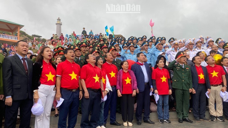Руководители и жители провинции Фуйен на церемонии поднятия флага.