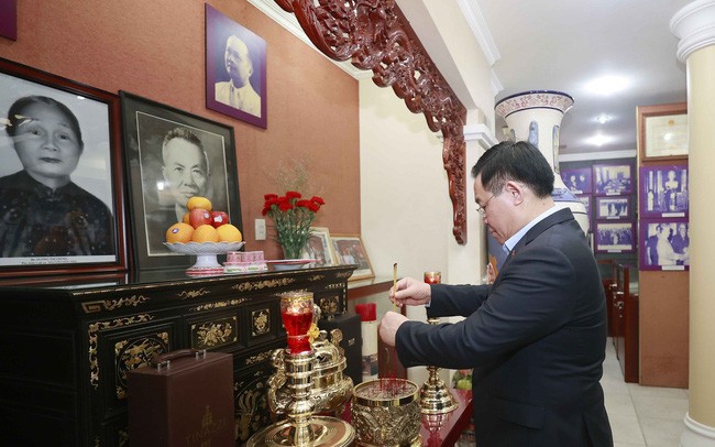 Председатель НС Выонг Динь Хюэ зажигает благовония в память о покойном Председателе НС Нгуен Хыу Тхо. Фото: ВИА