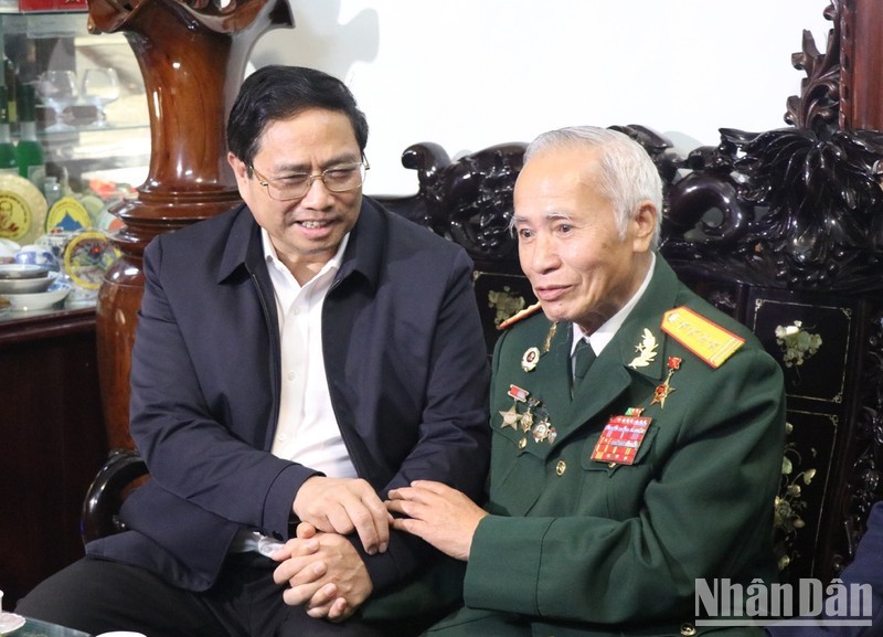 Премьер-министр Фам Минь Тьинь и старший полковник, герой Народных вооруженных сил Данг Фи Тхыонг.