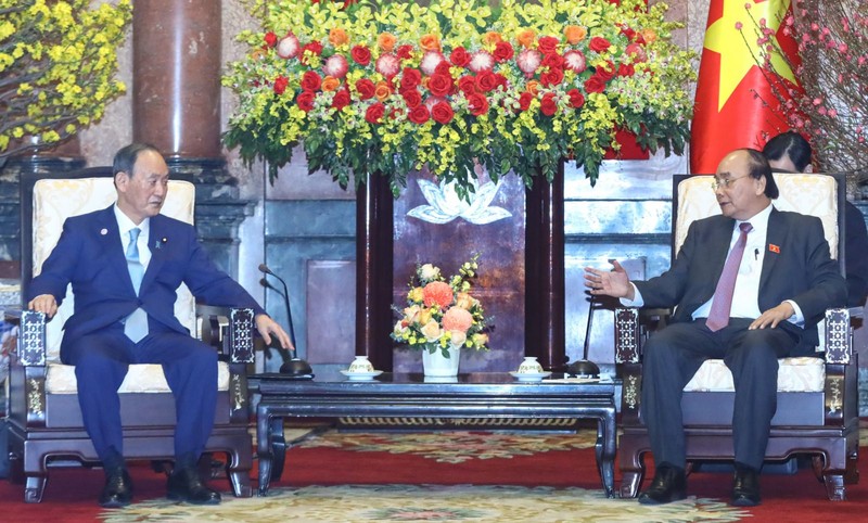 Президент Нгуен Суан Фук и бывший Премьер-министр Японии Суга Ёсихидэ. Фото: vpctn.gov.vn
