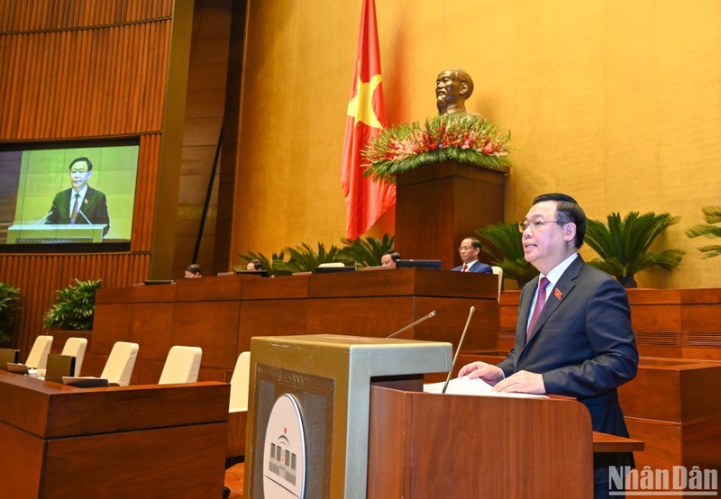 Председатель НС Выонг Динь Хюэ выступает на закрытии сессии. Фото: Зюи Линь 