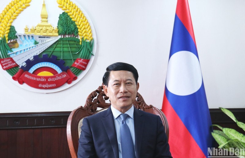 Вице-премьер, Министр иностранных дел Лаоса Салэмсай Коммасит.
