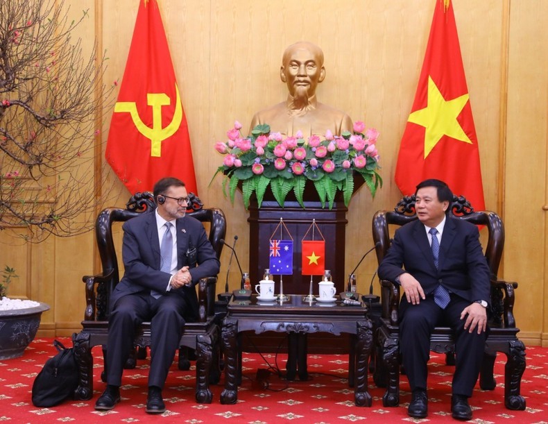 Директор Национальной политической академии им. Хо Ши Мина Нгуен Суан Тханг принимает Посла Австралии Эндрю Голедзиновски.
