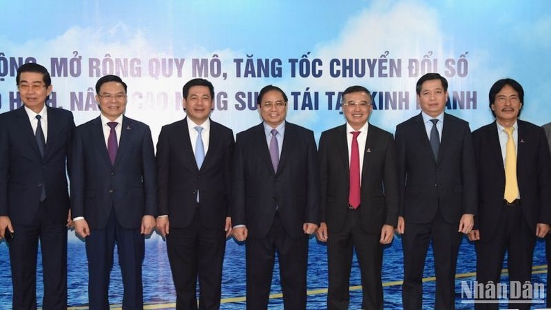 Премьер-министр Фам Минь Тьинь и руководители PetroVietnam. Фото: Чан Хай