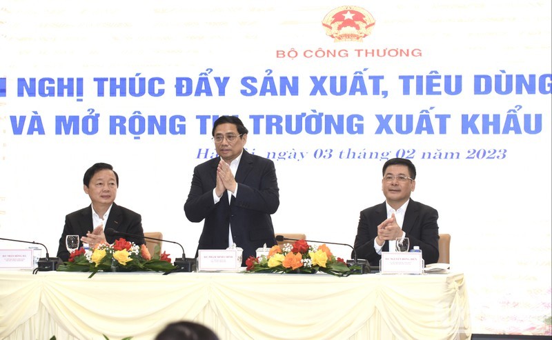 Премьер-министр Фам Минь Тьинь, Вице-премьер Чан Хонг Ха и Министр промышленности и торговли Нгуен Хонг Зиен на конференции.