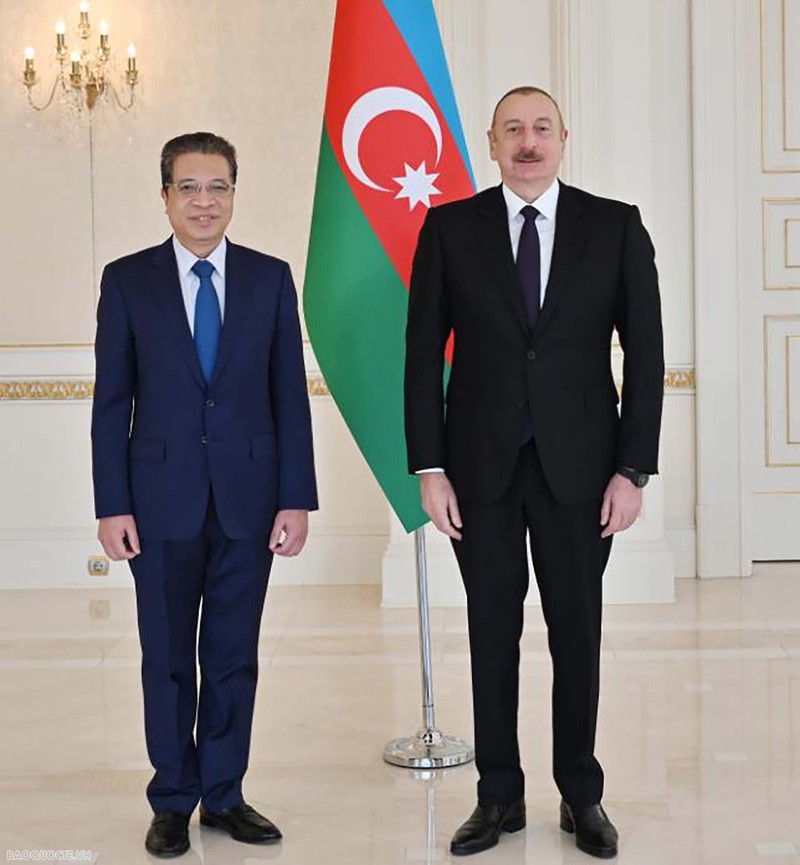 Посол Данг Минь Кхой и Президент Азербайджана Ильхам Алиев. Фото: baoquocte.vn