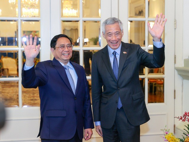 Премьер-министр Фам Минь Тьинь и Премьер-министр Ли Сянь Лун. Фото: VGP