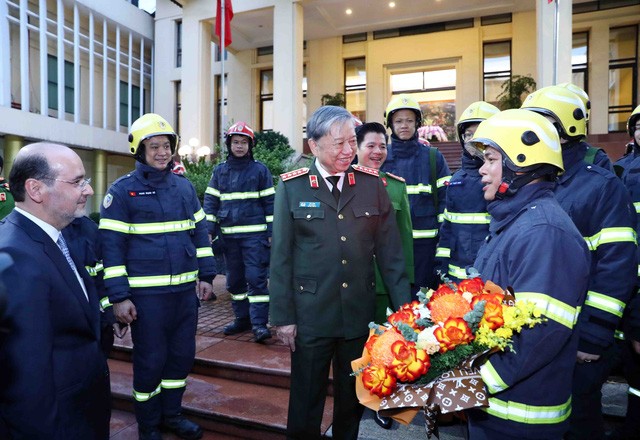 Министр общественной безопасности То Лам, Посол Турции во Вьетнаме Халдун Текнеджи и члены группы спасателей. Фото: ВИА