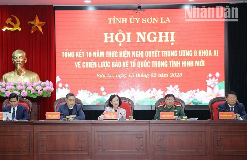 Товарищ Чыонг Тхи Май и руководители провинции Шонла на конференции. 