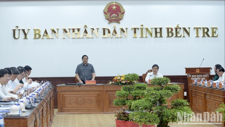 Премьер-министр Фам Минь Тьинь выступает на рабочей встрече.