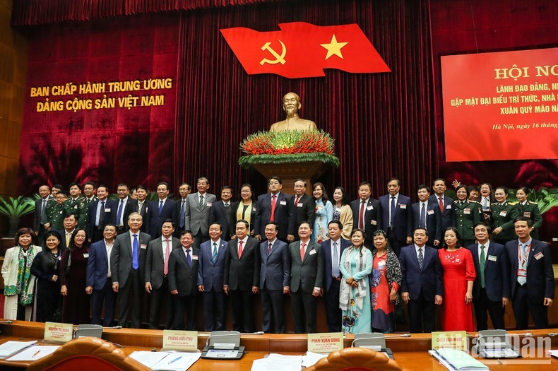 Руководители Партии, Государства и деятели литературы и искусства. Фото: Данг Ань