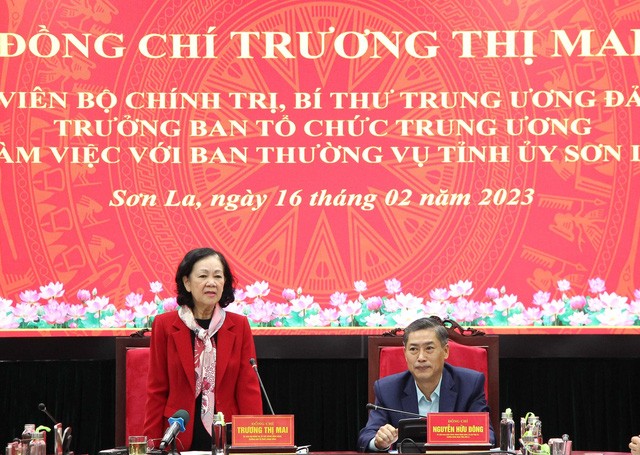 Товарищ Чыонг Тхи Май выступает на рабочей встрече. Фото: ВИА
