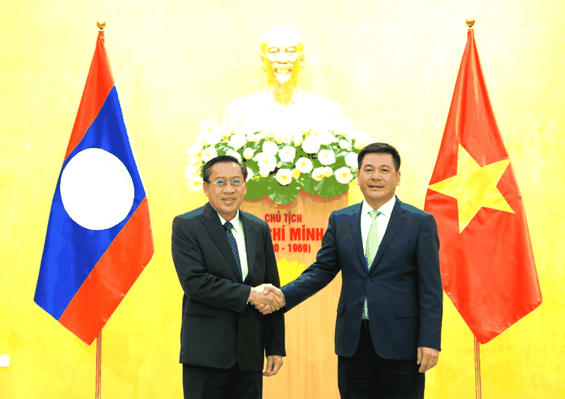 Министр промышленности и торговли Нгуен Хонг Зиен и Министр энергетики и горнодобывающей промышленности Лаоса Фосай Саясон. Фото: moit.gov.vn