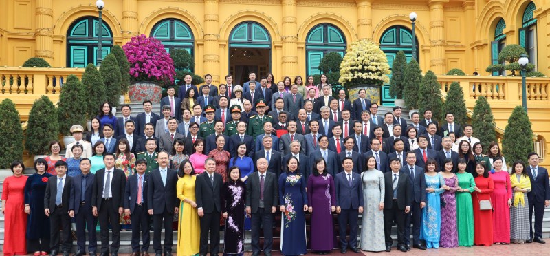 И.о. Президента Во Тхи Ань Суан и выдающиеся медицинские работники. Фото: vpctn.gov.vn