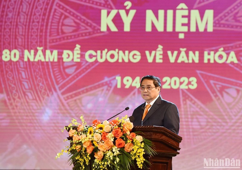 Премьер-министр Фам Минь Тьинь выступает на программе. Фото: Чан Хай