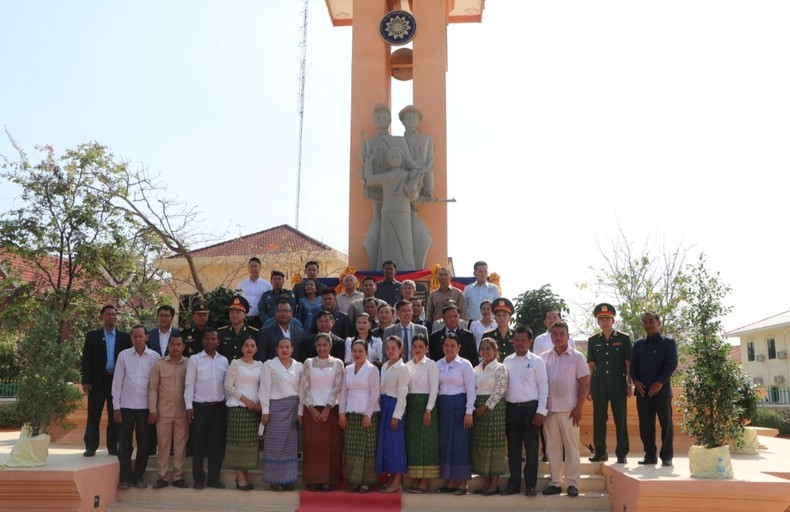 Памятник вьетнамско-камбоджийской дружбы является историческим наследием, посвященным боевой солидарности. Фото: Нгуен Хиеп