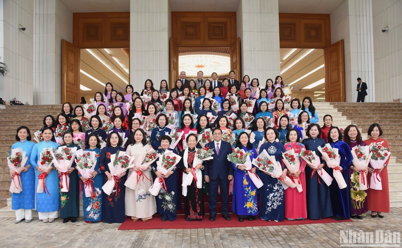 Премьер-министр Фам Минь Тьинь и женщины-руководители и женщины-ученые. Фото: Чан Хай