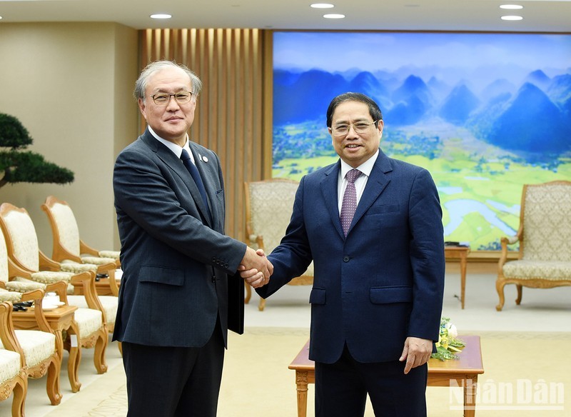 Премьер-министр Фам Минь Тьинь и Генеральный секретарь Совета национальной безопасности Японии Акиба Такэо.