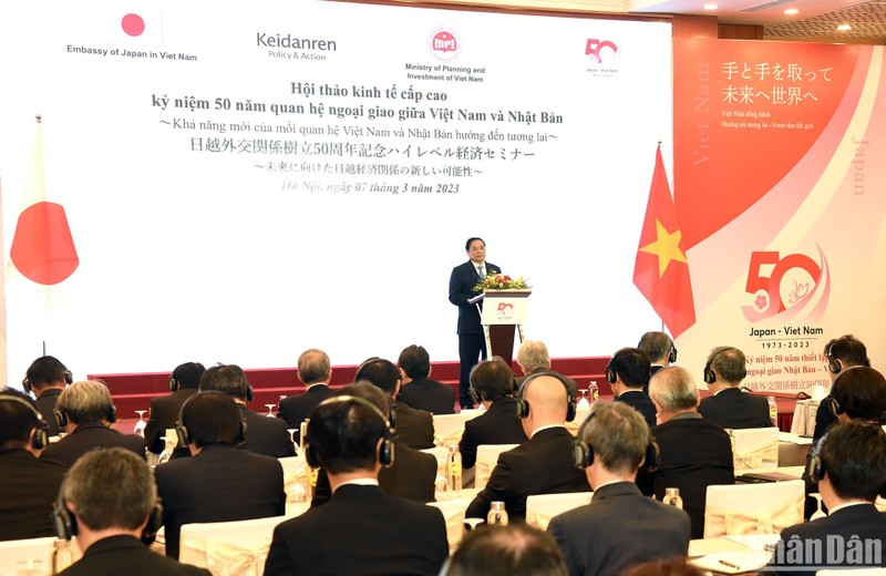 Премьер-министр Фам Минь Тьинь выступает на семинаре. Фото: Чан Хай