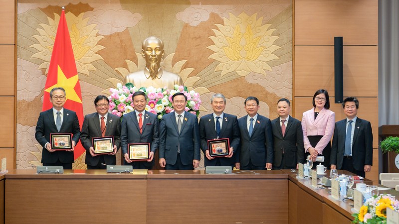 Председатель НС Выонг Динь Хюэ и рабочая делегация Японской федерации бизнеса. Фото: quochoi.vn
