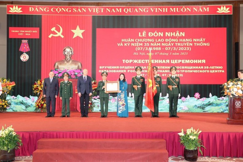 Церемония вручения Ордена Труда 1-й степени Вьетнамско-российскому тропическому центру.