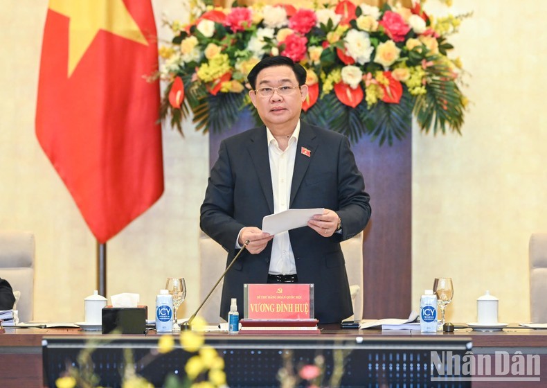 Председатель НС Выонг Динь Хюэ выступает на заседании Партийной коллегии НС. Фото: Зюи Линь