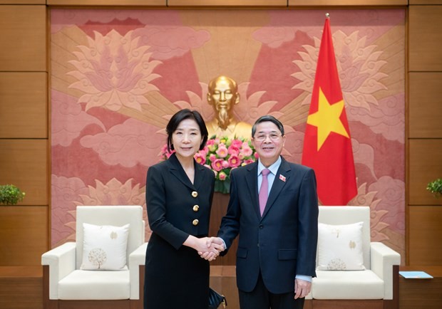Зампредседателя НС Нгуен Дык Хай и Посол Республики Корея во Вьетнаме О Eн Чжу. Фото; quochoi.vn