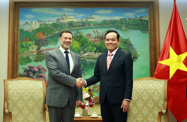 Вице-премьер Чан Лыу Куанг и Посол Эндрю Голедзиновски. Фото: VGP