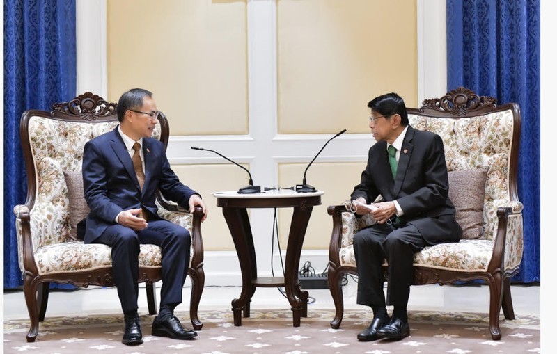 Вице-премьер Таиланда Виссану Кре-Нгам и Посол Вьетнама в Таиланде Фан Тьи Тхань (слева). 