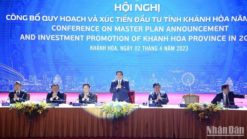 Премьер-министр Фам Минь Тьинь и руководители министерств на конферецнии. 