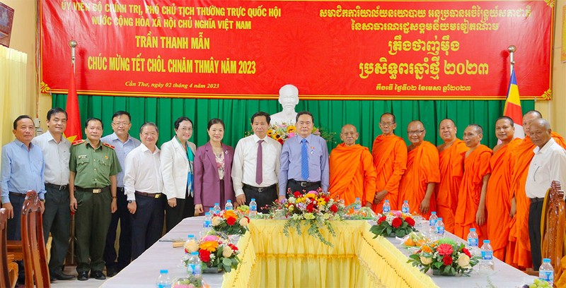 Постоянный зампредседателя НС Чан Тхань Ман и рабочая делегация посещают Кхмерскую буддийскую академию. Фото: daibieunhandan.vn
