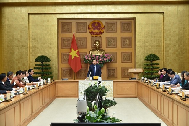 Вице-премьер Ле Минь Кхай выступает на встрече. Фото: VGP